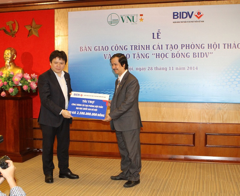 Đại diện BIDV và Trường Đại học Quốc gia Hà Nội tại Lễ bàn giao Công trình cải tạo Phòng Hội thảo quốc tế trị giá 2.5 tỷ đồng. Nguồn: bidv.com.vn